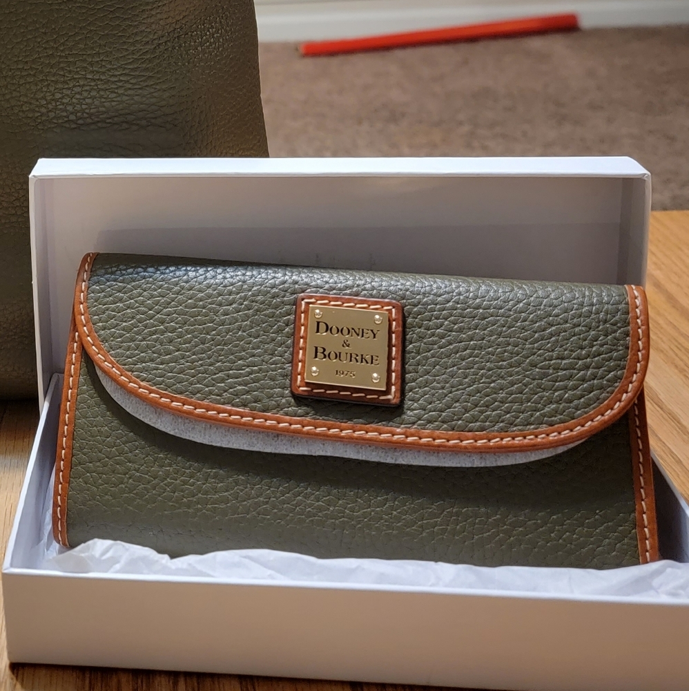 Dooney and Bourke Pebble Grain wallet
